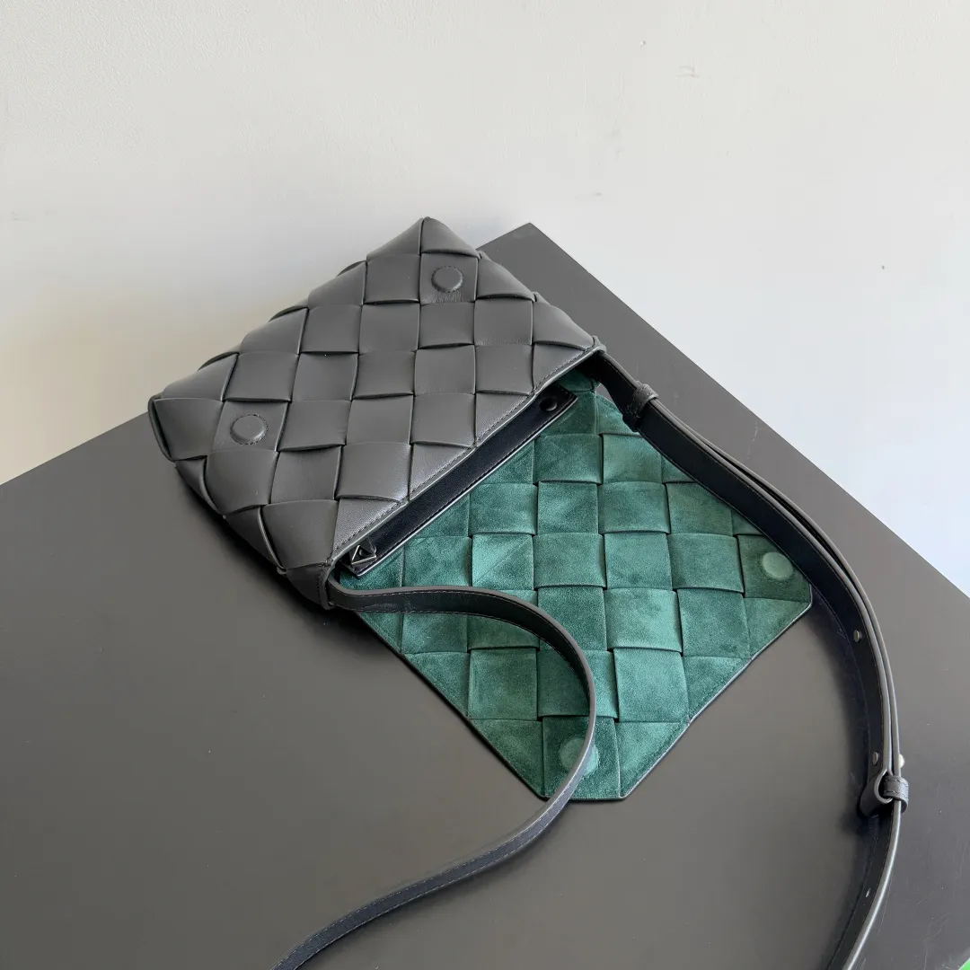 Batch 1860 BOTTEGA VENETA new Diago crossbody bag The diagonally built dynamic silhouette shows unique ingenuity. As a member of the B family's early autumn series, it uses the highest quality calfskin. The entire bag is softer, thicker and heavier, and durable. It is equipped with an adjustable strap. The texture of the 3cm wide leather strap is very similar to the litchi pattern. It is slightly stiffer than the litchi pattern. It is low-key, luxurious and full of connotation. It is refreshing and comfortable to match the upper body. Hu Yitian was also successfully captured by it. Style number: 795637 Size: 22.5*16.5*5.5cm